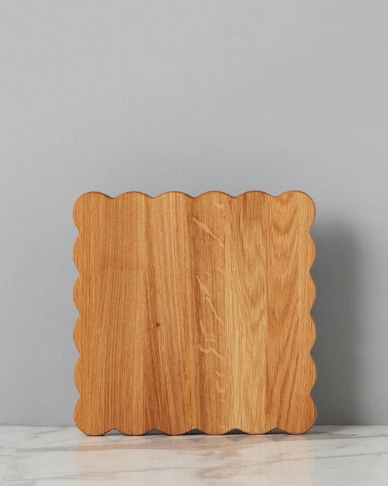 etúHOME Home Square Scalloped Cutting Board, Small