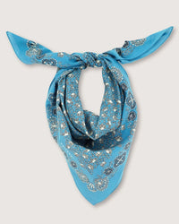 The Bandana No 675 in Cloud from Moismont showcases a classic paisley pattern and is elegantly tied in a knot.