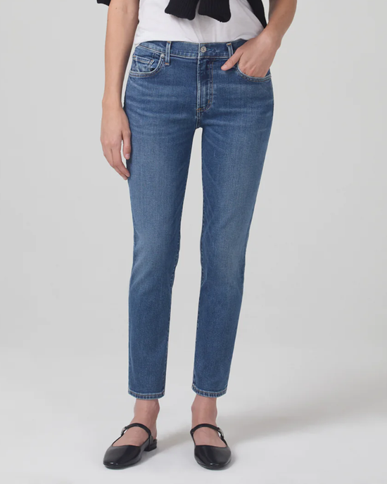 Woman wearing Citizens of Humanity Ella Mid Rise Slim Crop in Sundial denim jeans and black ballet flats.