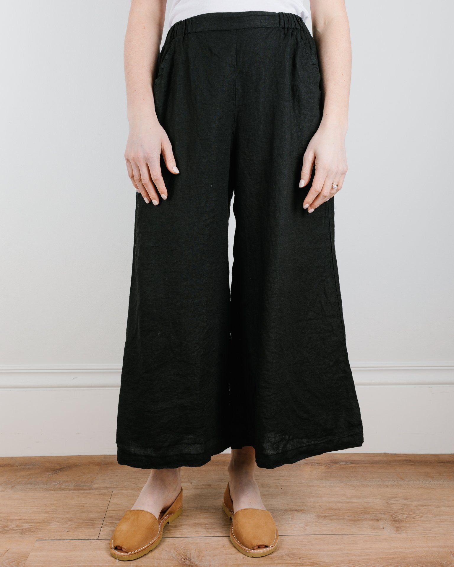 Cropped Wendy Pant in Black Linen